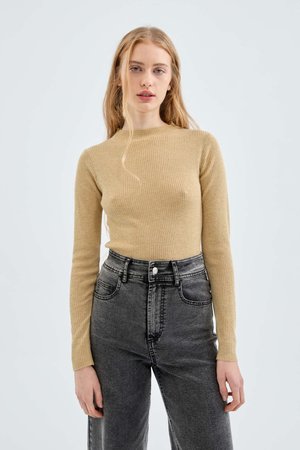 Ribbed knit sweater with a yellow perkins collar (1)