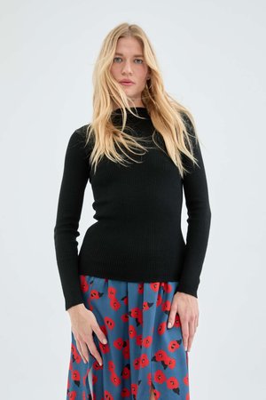 Ribbed knit sweater with black perkins collar