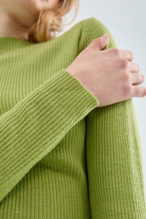 Ribbed knit sweater with green perkins collar (1)