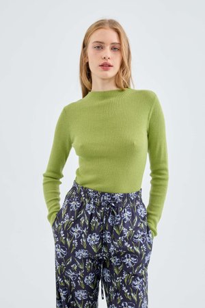 Ribbed knit sweater with green perkins collar