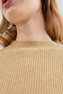 Ribbed knit sweater with a yellow perkins collar (2)