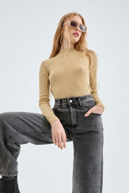 Ribbed knit sweater with a yellow perkins collar (3)