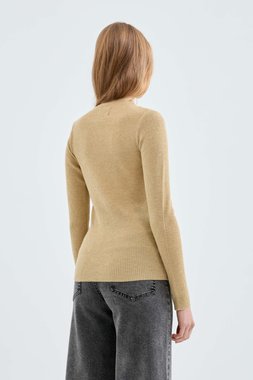 Ribbed knit sweater with a yellow perkins collar (4)