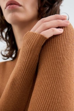 Ribbed knit sweater with brown perkins collar (2)