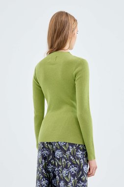 Ribbed knit sweater with green perkins collar (3)
